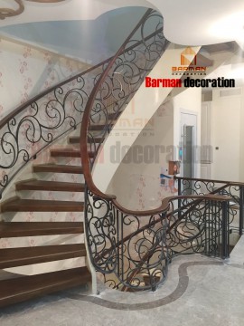 پله پیچ با نرده فرفورژه دست‌ساز و هندریل چوبی